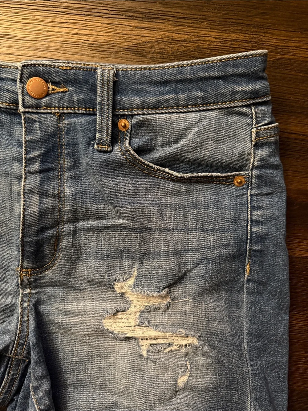 Universal Thread High Rise Medium Wash Distressed Denim Midi Shorts Size 6/28R